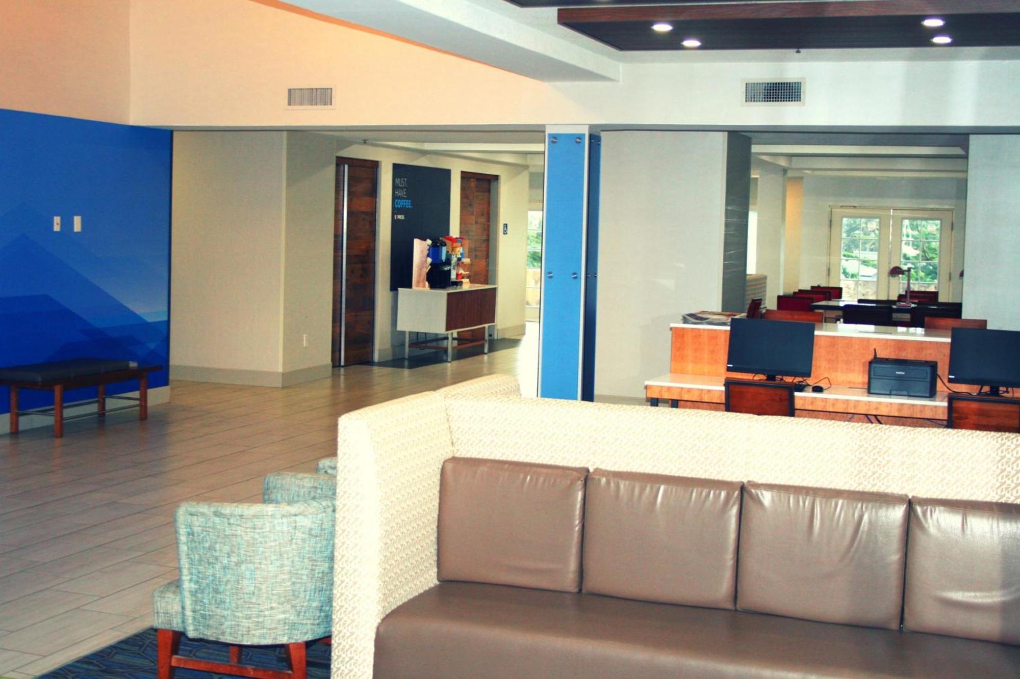 Holiday Inn Express Hotel & Suites Marina By Ihg Экстерьер фото